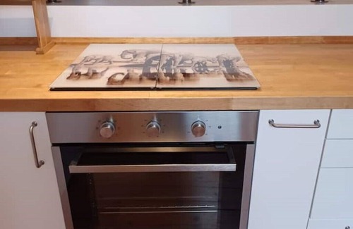 Steinhoefel Apartment | Schlossblick: Küche Kamin Parken Hofladen