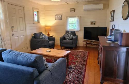 American River House | Schoolhouse Cottage - American River