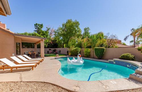 Paradise Park Vista House | Scottsdale Oasis-Saltwater Pool & Putting Green