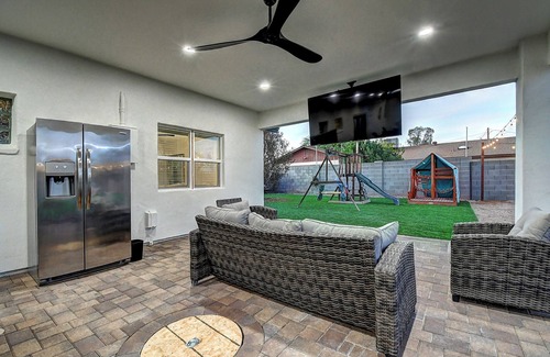 Waltann Villa | Scottsdalestays 12BR-8BA Multimillion Estate-Huge 500K Pool w/Slide-Grotto-Spa.
