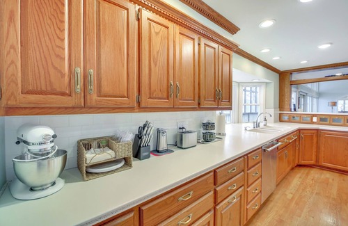 Lake Catherine Villa | Screened-In Porch w/Views: Hot Springs Getaway!