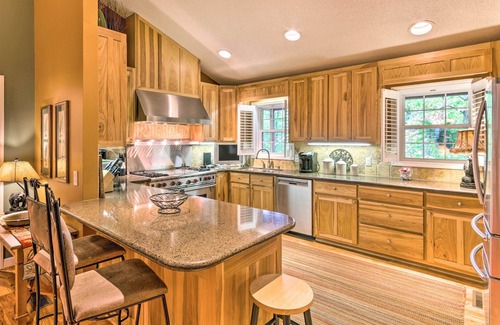 Beech Mountain Cabin | Screened Porch + 3 Decks: Beech Mountain Cabin