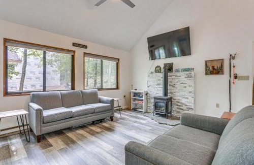 Rowland House | Screened Porch and Deck Pet-Friendly Poconos Escape