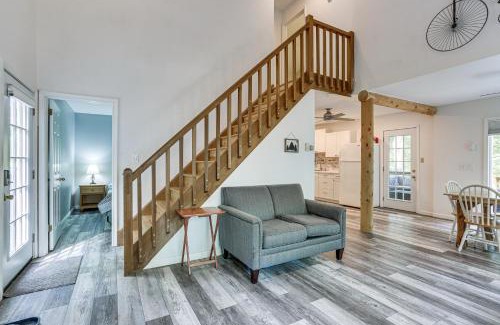 Rowland House | Screened Porch and Deck Pet-Friendly Poconos Escape