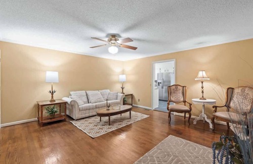 Columbia House | Screened Porch, King, 3 TVs, Ft. Jackson = 5 Mins