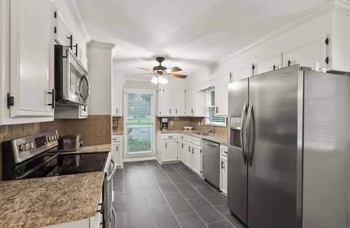 Columbia House | Screened Porch, King, 3 TVs, Ft. Jackson = 5 Mins
