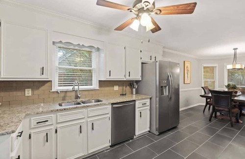 Columbia House | Screened Porch, King, 3 TVs, Ft. Jackson = 5 Mins