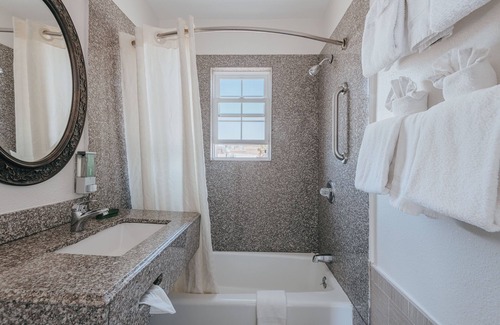 Morro Bay Hotel | Sea Air Inn & Suites - Downtown - Restaurant Row