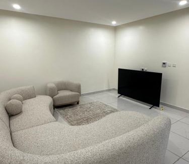 Al Ghubrah Ash Shamaliyyah Apartment | Sea and lake view apartment