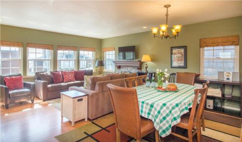 Dillon Beach House | Sea Breeze! Walk to Beach! In the Village! BBQ! Fast WiFi! Dog Friendly!