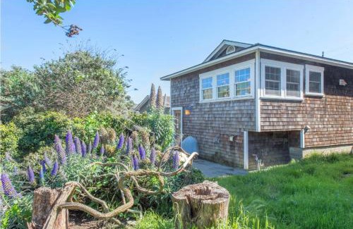 Dillon Beach House | Sea Breeze! Walk to Beach! In the Village! BBQ! Fast WiFi! Dog Friendly!