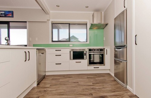 Whangamata Cottage | Sea Breeze - Whangamata Holiday Home
