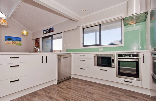 Whangamata Cottage | Sea Breeze - Whangamata Holiday Home