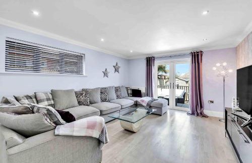 Peacehaven House | Sea Downs House with Free Parking By My Getaways