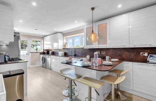 Peacehaven House | Sea Downs House with Free Parking By My Getaways