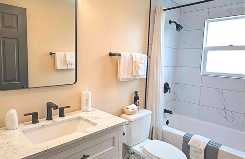 Ocean Shores Hotel | Sea Dreamer - 1 Bedroom Suite with 1 King and 1 Queen Bed at Wanderlust Inn, Pet Friendly