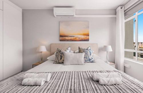 Sea Point Apartment | Sea-Facing Apartment at Adelphi Galleria