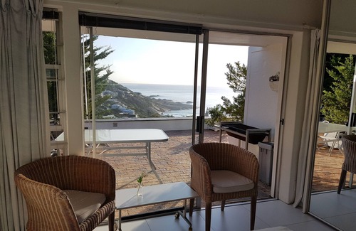 Hout Bay House | Sea-facing Bedsitter with stunning view/sleeps 2 adults/5mins from the beach