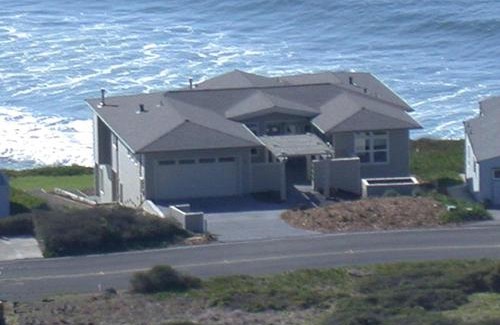 Dillon Beach House | Sea Glass! AMAZING VIEWS! On the Bluff! Walk to Beach! Hot Tub! BBQ! Fast WiFi! A Dillon Beach Jewel!