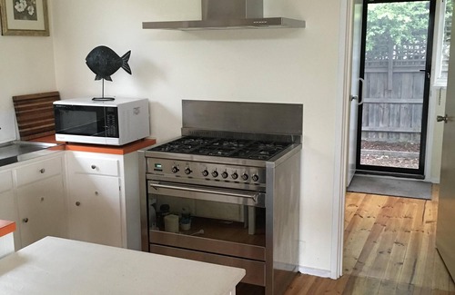 Dromana Cottage | Sea La Vie - Quiet comfortable getaway.