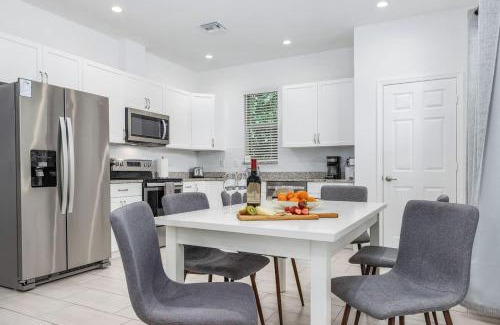 Naples Park House | Sea la Vie Retreat Beach Wine Dine Relax. Repeat