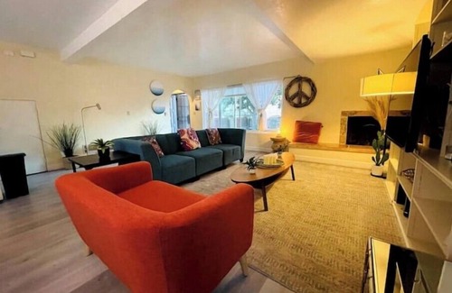 North Pacific Beach House | Sea-la-Vie Retreat: Parking Included & Fire Pit