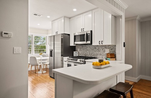 East Beach House | Sea Renity sleeps 8, Outdoor TV Room, Heated Pool, Renovated