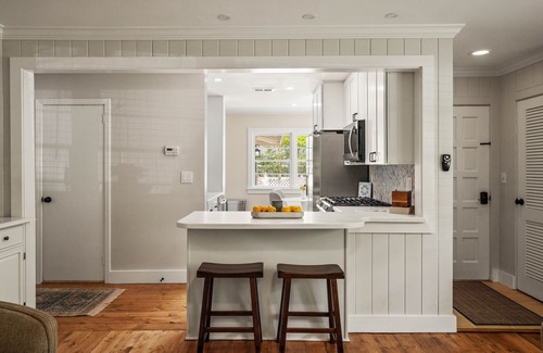 East Beach House | Sea Renity sleeps 8, Outdoor TV Room, Heated Pool, Renovated