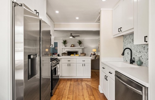 East Beach House | Sea Renity sleeps 8, Outdoor TV Room, Heated Pool, Renovated