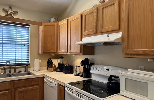 Coquina Gables House | ~Sea Salt Sanctuary~Plush Beach Refuge~Bikes Kayaks SUPs Fire Pit~
