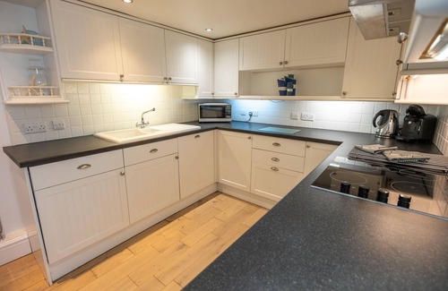 Moelfre Cottage | Sea Spray - sleeps 4 guests in 2 bedrooms