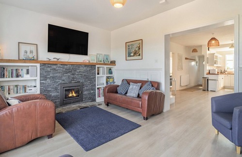 Winterton-on-Sea Cottage | Sea Star is perfect for larger family gatherings.