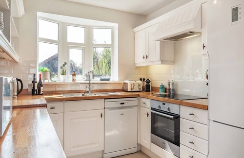 Winterton-on-Sea Cottage | Sea Star is perfect for larger family gatherings.
