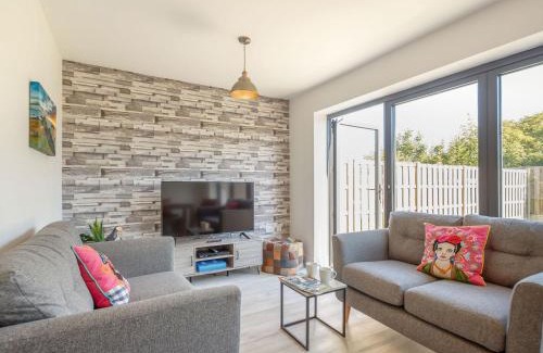 Llanfaelog House | Sea View