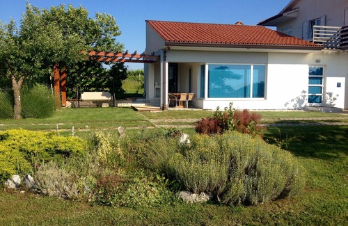 Rogocana Apartment | Sea view house with beautiful garden in a quiet area