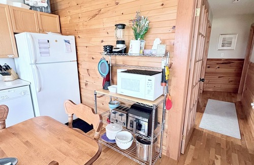 Clinton Cottage | Sea View Stay & Play! Close to golf, beaches, waterfront and more!