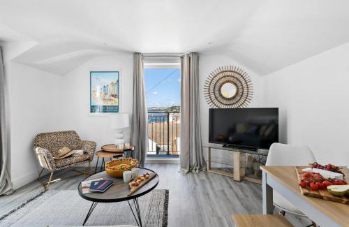 Teignmouth Apartment | Sea views, Beachbreeze, Pet friendly, Private parking