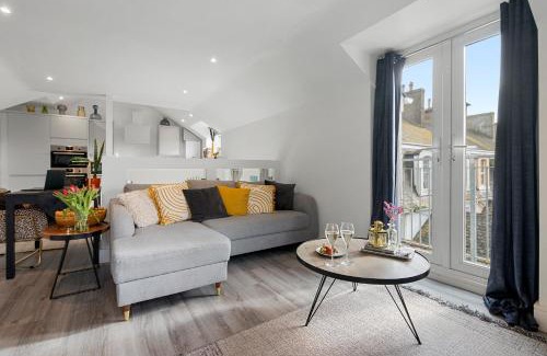 Teignmouth Apartment | Sea views, Beachbreeze, Pet friendly, Private parking