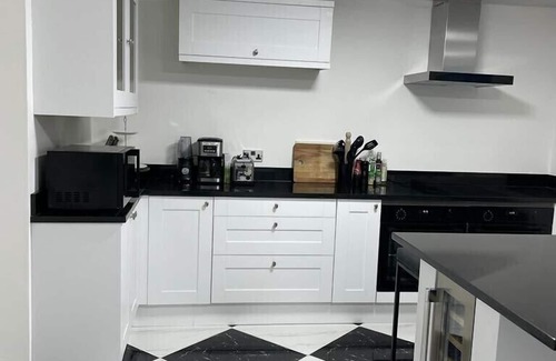 Tintagel House | Sea views just yards from restaurants, pubs & shops. Sleeps 16-18, 8 x en-suite.