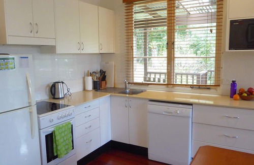 Avoca Beach Cottage | Seabreeze Cottage bushland setting 300m to beach