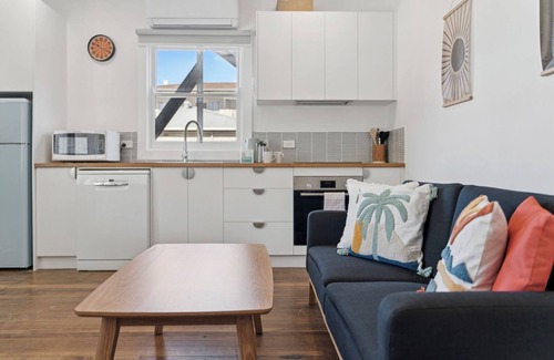 Coffs Harbour Apartment | Seabreeze - Parky's - Cheerful, pet friendly beachside duplex