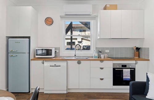 Coffs Harbour Apartment | Seabreeze - Parky's - Cheerful, pet friendly beachside duplex