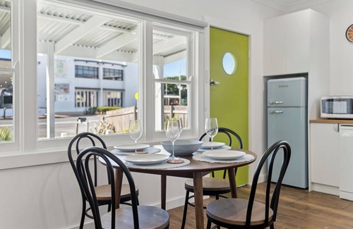 Coffs Harbour Apartment | Seabreeze - Parky's - Cheerful, pet friendly beachside duplex
