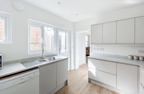 Worthing Apartment | Seabreeze Retreat - UK49968