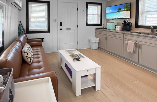 Kure Beach Cottage | Seabreeze Suite ~ Cottages @ Kure ~ Beach, Fishing, Pool, Walk to Pier