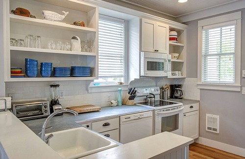 Seabrook House | Seabrook's Captain Morgan's: Dog Friendly!
