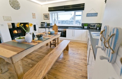 Rhosneigr Apartment | Seaforth - a coastal that sleeps 8 guests in 4 bedrooms