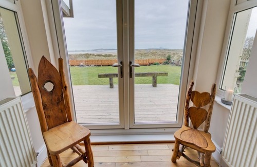 Rhosneigr Apartment | Seaforth - a coastal that sleeps 8 guests in 4 bedrooms