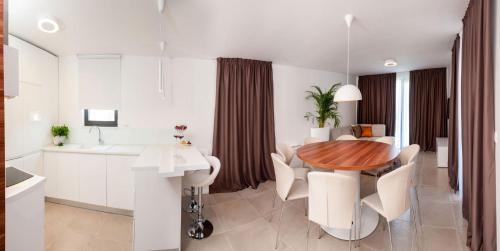 Okrug Villa | Seafront Ciovo Villa Villa Trogir Deluxe Dva 6 Beautiful Bedrooms Private Pools Sea Front - Sauna