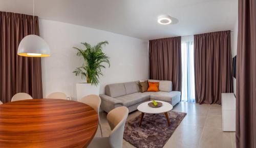 Okrug Villa | Seafront Ciovo Villa Villa Trogir Deluxe Dva 6 Beautiful Bedrooms Private Pools Sea Front - Sauna